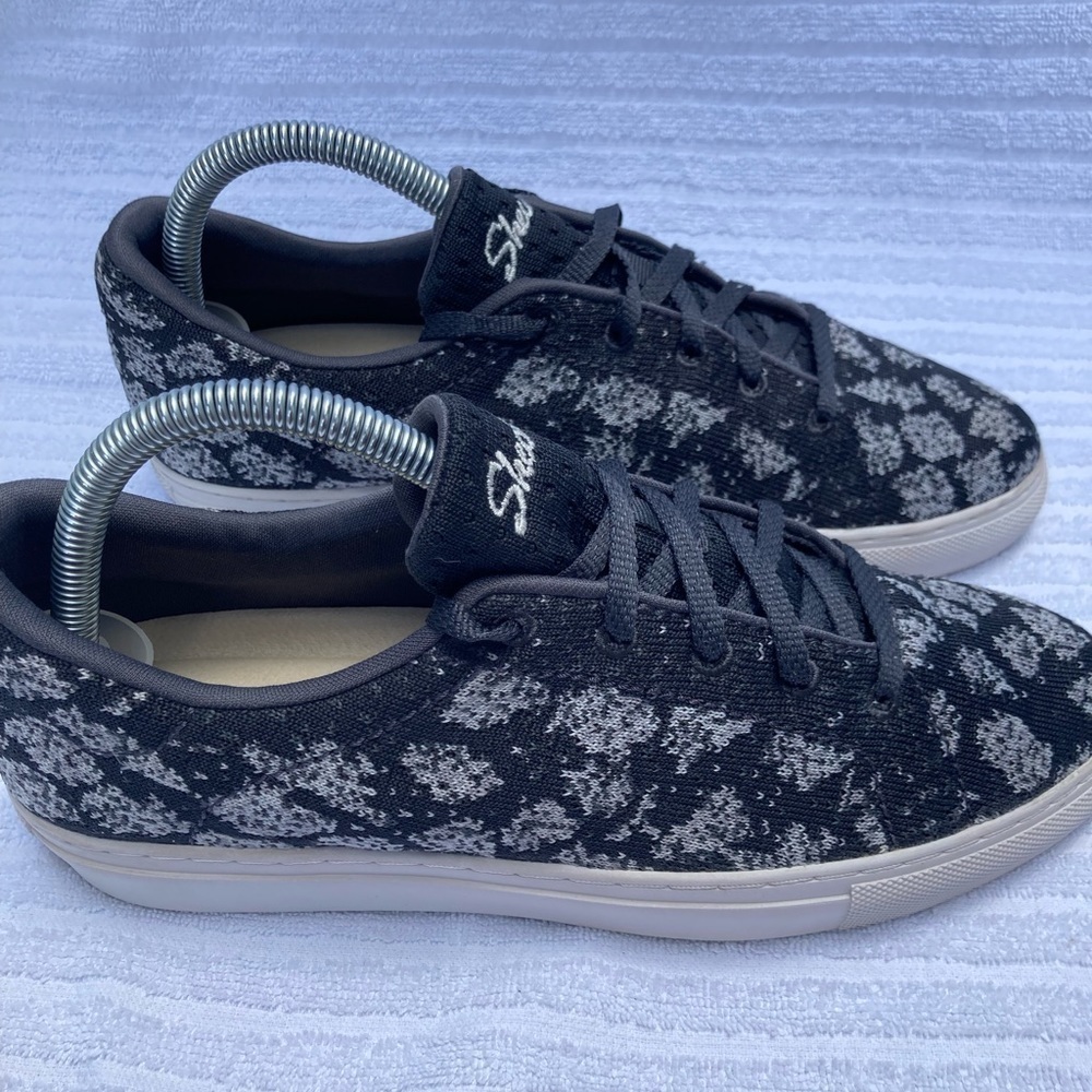 Skechers knit flower print women’s 8.5 Black w/ flowers